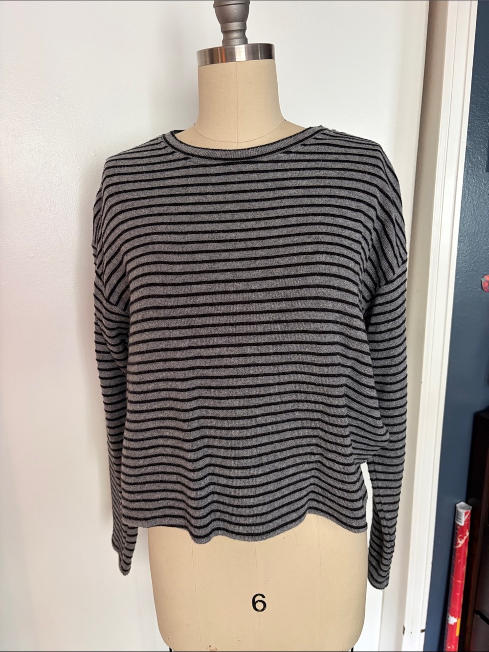Striped Long-Sleeve Crewneck Sweater Top - Gray/Black